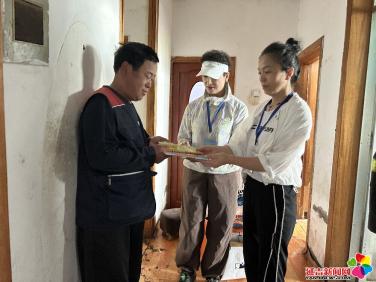 【文明進學·暖心捐贈】延吉百貨大樓員工走進春陽社區捐贈舊衣物